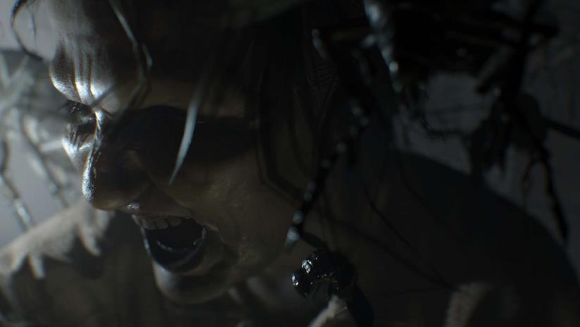 Resident Evil 7, guida a tutte le chiavi del gioco Un inquietante primo piano di Marguerite Baker da RE7