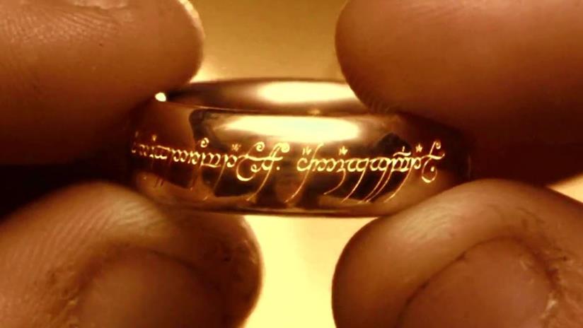Ecco l'anello del potere che si illumina veramente L'anello del potere di Frodo