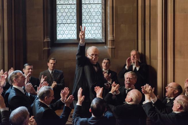 L'Ora più Buia, la recensione Gary Oldman in una scena del film L'Ora più Buia