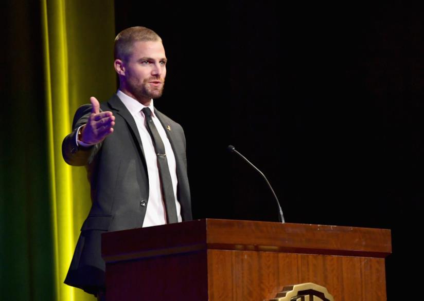 Stephen Amell vorrebbe passare da eroe a villain nell'universo DC Comics L'attore Stephen Amell
