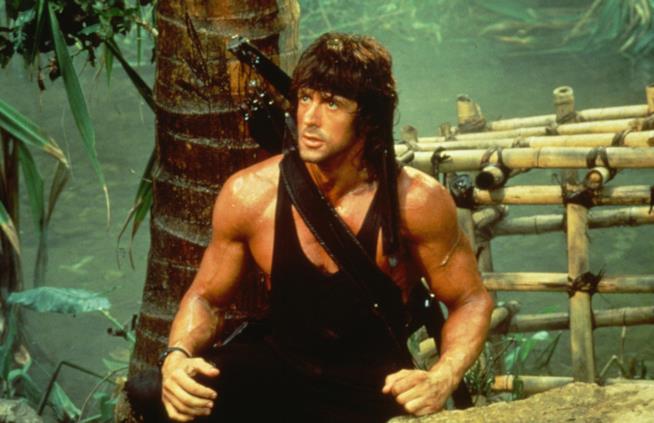 La famiglia adottiva di Rambo nelle nuove foto di First Blood condivise da Sylvester Stallone su Instagram Sylvester Stallone in una scena di Rambo II