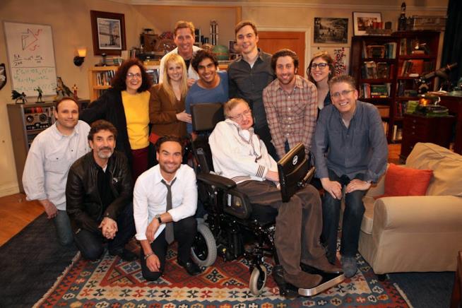 The Big Bang Theory, il cast saluta Stephen Hawking Il cast di The Big Bang Theory in una foto assieme a Stephen Hawking