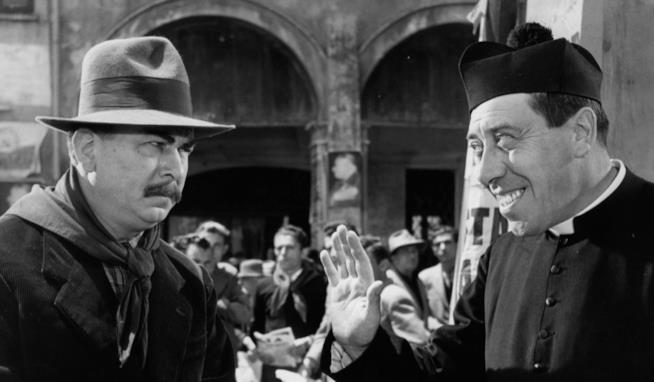 Don Camillo, il personaggio che ha ispirato una celebre saga cinematografica Fernandel e Gino Cervi in una scena di Don Camillo