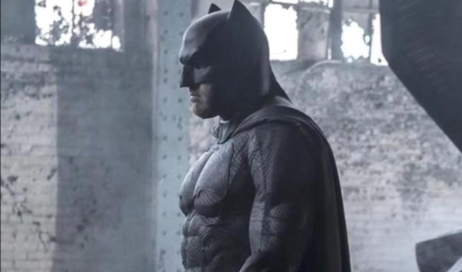 Ben Affleck ha rivelato al New York Times interessanti notizie sul film The Batman Ben Affleck con il costume di Batman in Batman V Superman