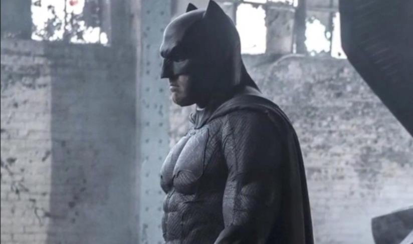 Ben Affleck ha rivelato al New York Times interessanti notizie sul film The Batman Ben Affleck con il costume di Batman in Batman V Superman