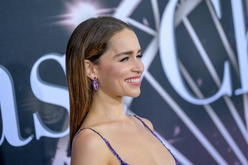 Emilia Clarke rivela di chi era la famosa tazza di caffé su set de Il Trono di Spade Una sorridente Emilia Clarke
