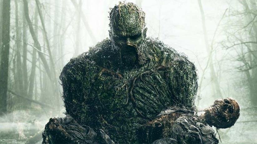 Swamp Thing tornerà dopo la serie TV su DC Universe? Mezzobusto della creatura protagonista della serie Swamp Thing, on un cadavere tra le braccia