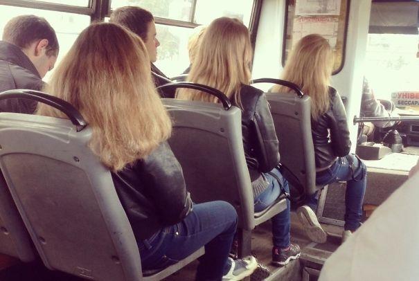 Tre donne sedute in fila in autobus con lo stesso taglio e colore dei capelli e outfit Glitch di Matrix: tre donne sedute in fila in autobus con lo stesso taglio e colore dei capelli e outfit