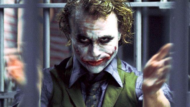 Joaquin Phoenix non ha paura di essere paragonato al Joker di Heath Ledger Il Joker dietro le sbarre ne Il Cavaliere Oscuro