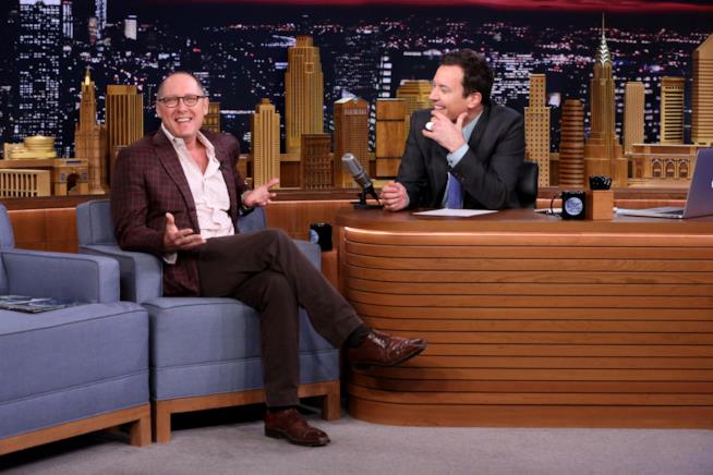 Al The Tonight Show con Jimmy Fallon, James Spader è stato protagonista di una divertente intervista. James Sapder durante la divertente intervista al The Tonight Show con Jimmy Fallon