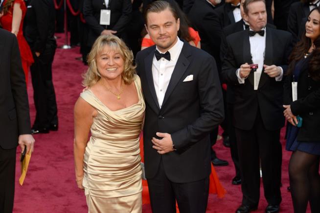 Leonardo DiCaprio fa regali di Chanel alla madre Primo piano di Leonardo DiCaprio con la madre