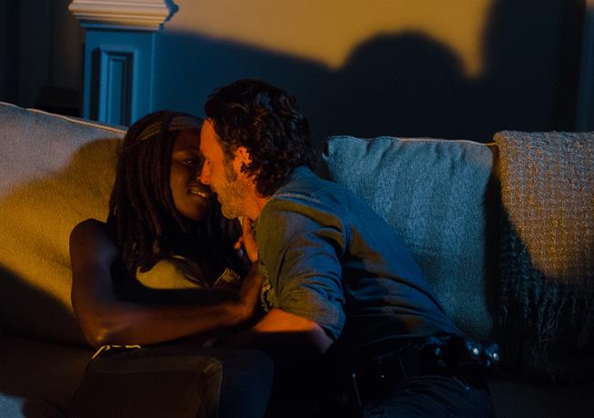 Andrew Lincoln e Danai Gurira nella scena del bacio in The Walking Dead Rick e Michonne, protagonisti di The Walking Dead, si baciano