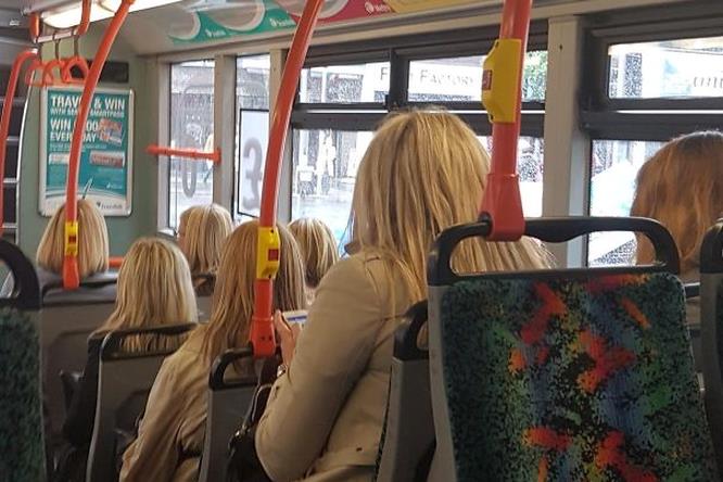 Frequentano lo stesso parrucchiere? Donne in autobus con lo stesso taglio e colore dei capelli