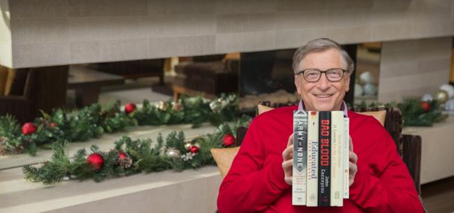 Bill Gates e il suo elenco di libri per Natale Bill Gates con i 5 libri da suggerire in mano