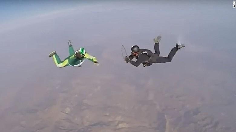 Luke Aikins si lancia senza paracadute da 25mila piedi Luke Aikins sospeso per aria