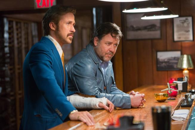 The Nice Guys, Ryan Gosling e Russell Crowe coppia da ridere nel trailer finale Ryan Gosling e Russell Crowe in una scena di The Nice Guys