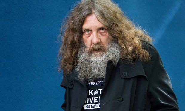 Alan Moore annuncia il ritiro dal mondo dei fumetti e critica i supereroi Alan Moore si ritira e critica i supereroi moderni