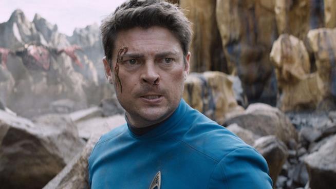 Karl Urban nel ruolo di Bones in Star Trek Beyond Karl Urban in una scena di Star Trek Beyond
