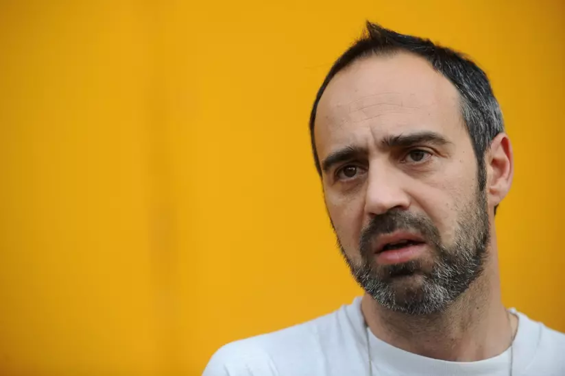 Niccolò Ammaniti torna alla guida di un progetto per la TV con Anna Un primo piano dello scrittore Niccolò Ammaniti