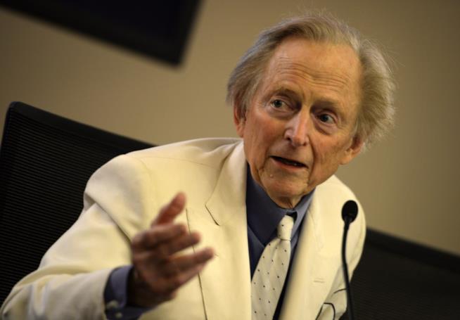 Tom Wolfe durante una conferenza Tom Wolfe mentre parla durante una conferenza