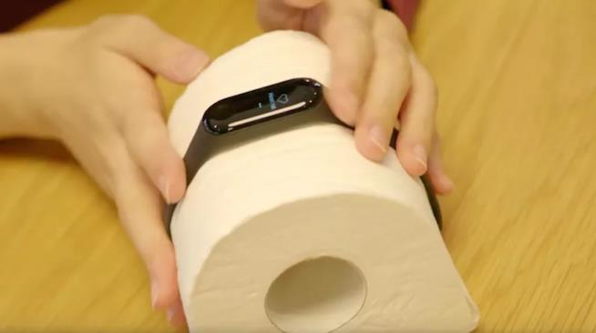 Per quale motivo in Cina applicano i fitness tracker attorno alla carta igienica? Uno screenshot del video del canale YouTube di Abacus News sull'argomento