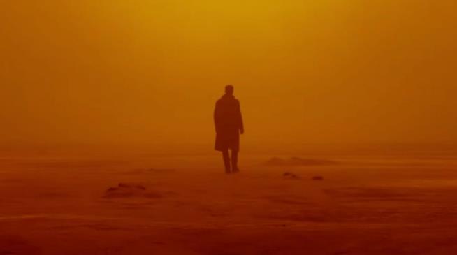 Entertainment Weekly ha rilasciato le prime immagini ufficiali dal film Blade Runner 2049. Ryan Gosling in una scena dal film Blade Runner 2049