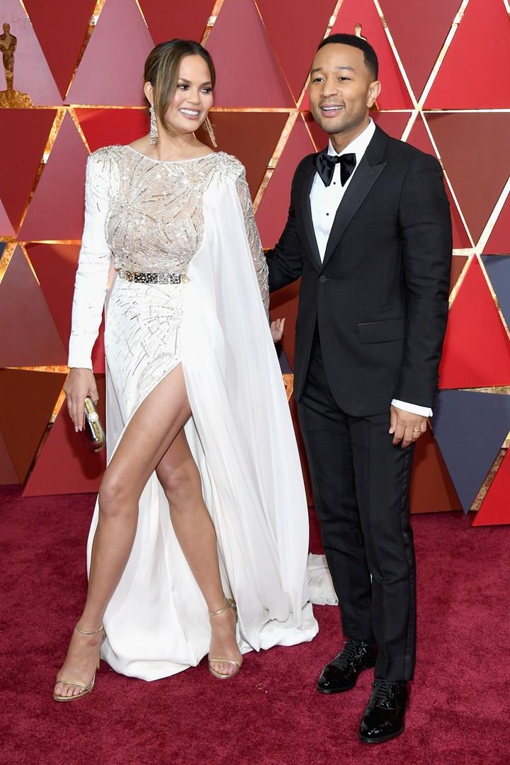 Chrissy Teigen si è addormentata agli Oscar Chrissy Teigen e John Legend sul tappeto rosso degli Oscar 2017