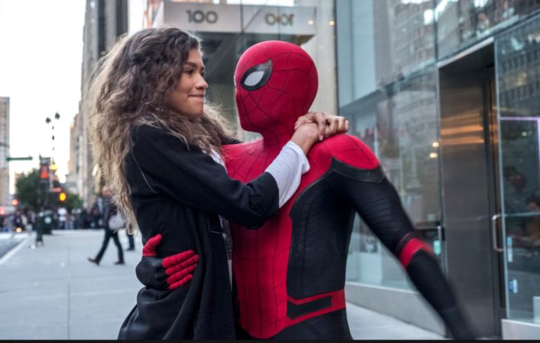 Per Spider-Man un terzo film nel MCU, nelle sale a luglio 2021 Spider-Man e MJ in una scena di Spider-Man: Far From Home