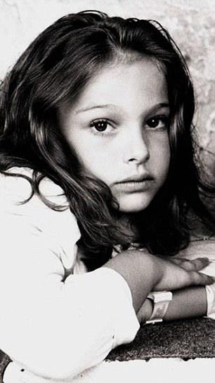 Natalie Una piccola Natalie Portman dai capelli lunghi