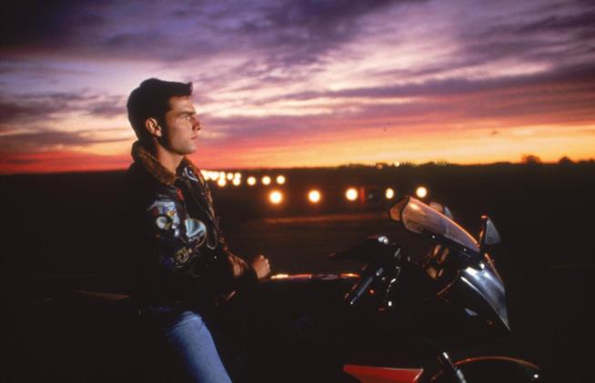 Top Gun, le curiosità sul film cult con Tom Cruise Tom Cruise è Maverick in una foto dal set di Top Gun