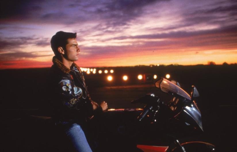 Top Gun, le curiosità sul film cult con Tom Cruise Tom Cruise è Maverick in una foto dal set di Top Gun