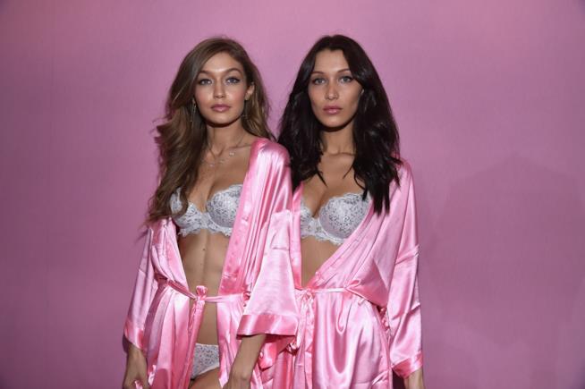 Le sorelle Hadid in marcia contro Donald Trump Primo piano di Gigi Hadid e Bella Hadid