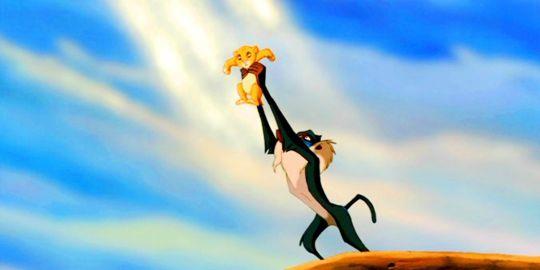 La scena-culto della presentazione di Simba de Il Re Leone Rafiki presenta Simba in una scena-culto de Il Re Leone
