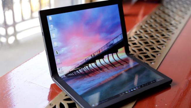 È di Lenovo il primo laptop con display flessibile, il lancio nel 2020 Foto del PC pieghevole di Lenovo