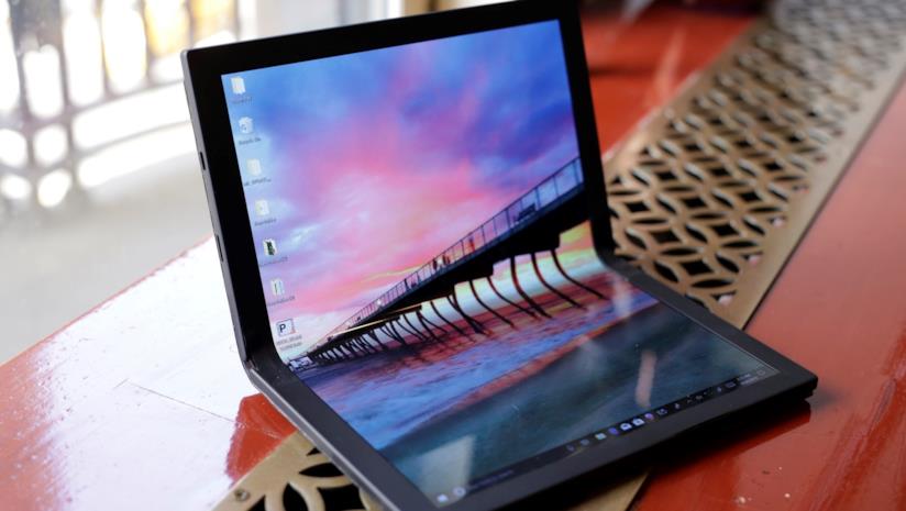 È di Lenovo il primo laptop con display flessibile, il lancio nel 2020 Foto del PC pieghevole di Lenovo