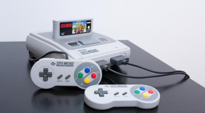 Il Super Nintendo Mini potrebbe essere rilasciato a breve Il Super Nintendo su un tavolo
