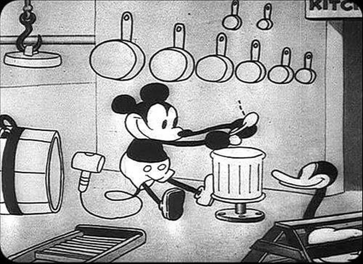Scena di Steamboat Willie Topolino suona degli utensili in Steamboat Willie