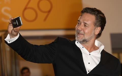 Russell Crowe ha messo all’asta alcuni suoi cimeli per finanziarsi le spese di divorzio Russell Crowe durante l'asta The Art of Divorce