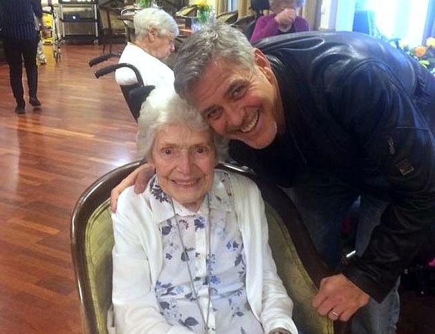George Clooney ha fatto una sorpresa ad una fan speciale George Clooney con una fan molto speciale