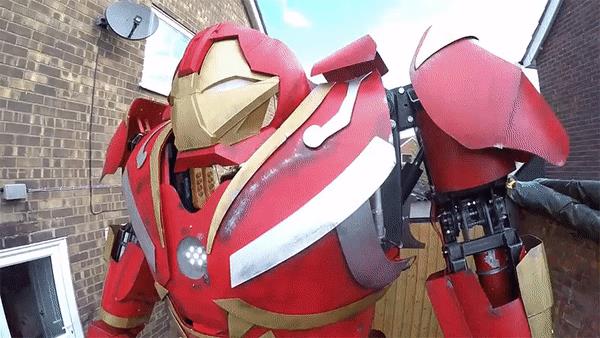 L'Hulkbuster in azione L'Hulbuster costruito con pezzi ebay