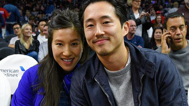 Steven Yeun ex attore di The Walking Dead diventerà presto padre del suo primo figlio Steven Yeun e la moglie