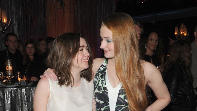 Sophie Turner, Maisie Williams: i quasi-baci sul set di GoT Maisie Williams e Sophie Turner