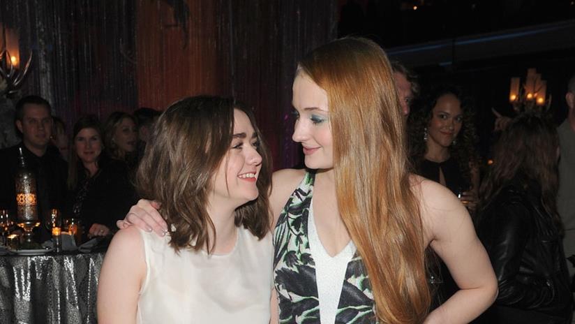 Sophie Turner, Maisie Williams: i quasi-baci sul set di GoT Maisie Williams e Sophie Turner