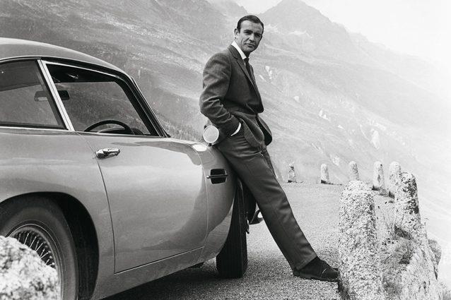James Bond Sean Connery al fianco di una Aston Martin DB5