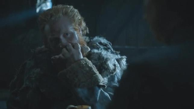 Tormund, Brienne e il morso dell'amore Tormund mangia con sguardi sensuali rivolti a Brienne