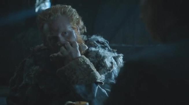 Tormund, Brienne e il morso dell'amore Tormund mangia con sguardi sensuali rivolti a Brienne