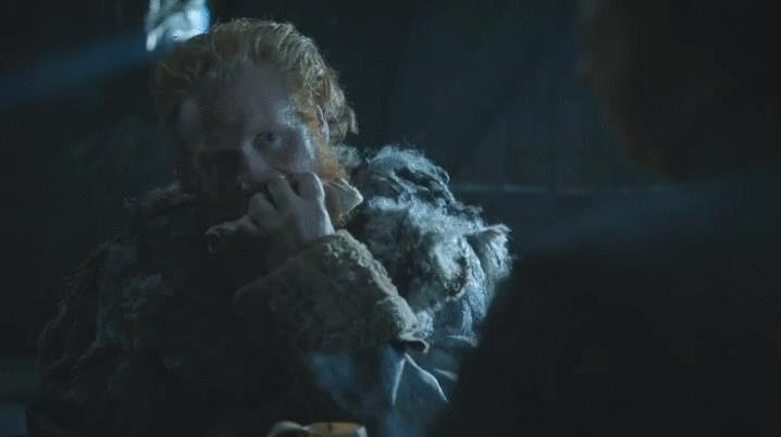 Tormund, Brienne e il morso dell'amore Tormund mangia con sguardi sensuali rivolti a Brienne