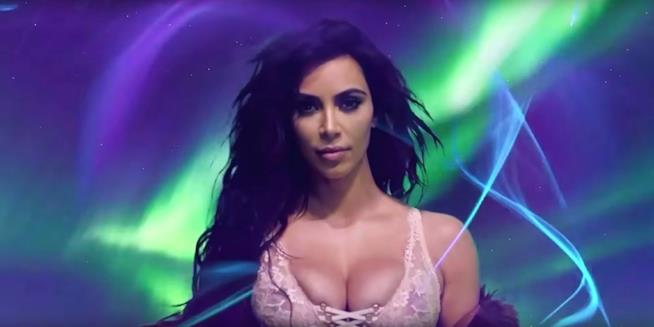 Kim Kardashian e il video sexy per il calendario dell'Avvento di Love Magazine Primo piano di Kim Kardashian