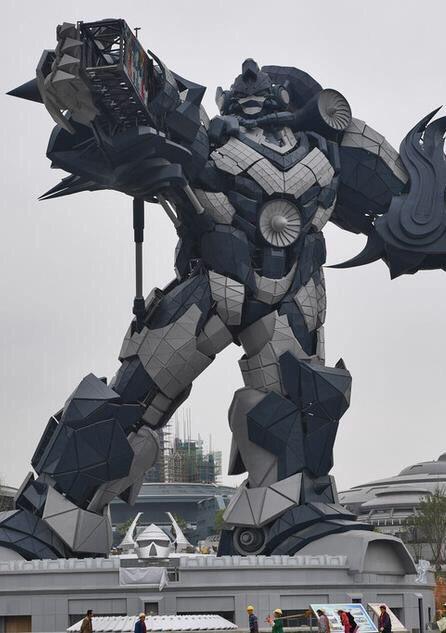 L'enorme robot che spicca all'interno dell'Oriental Science Fiction Valley Il robot gigante in stile Transformers, simbolo dell'Oriental Science Fiction Valley