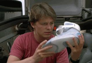 Le Nike Mag sono le scarpe auto-allaccianti di Ritorno al futuro La scena di Ritorno al futuro dove Marty McFly indossa le Nike Mag